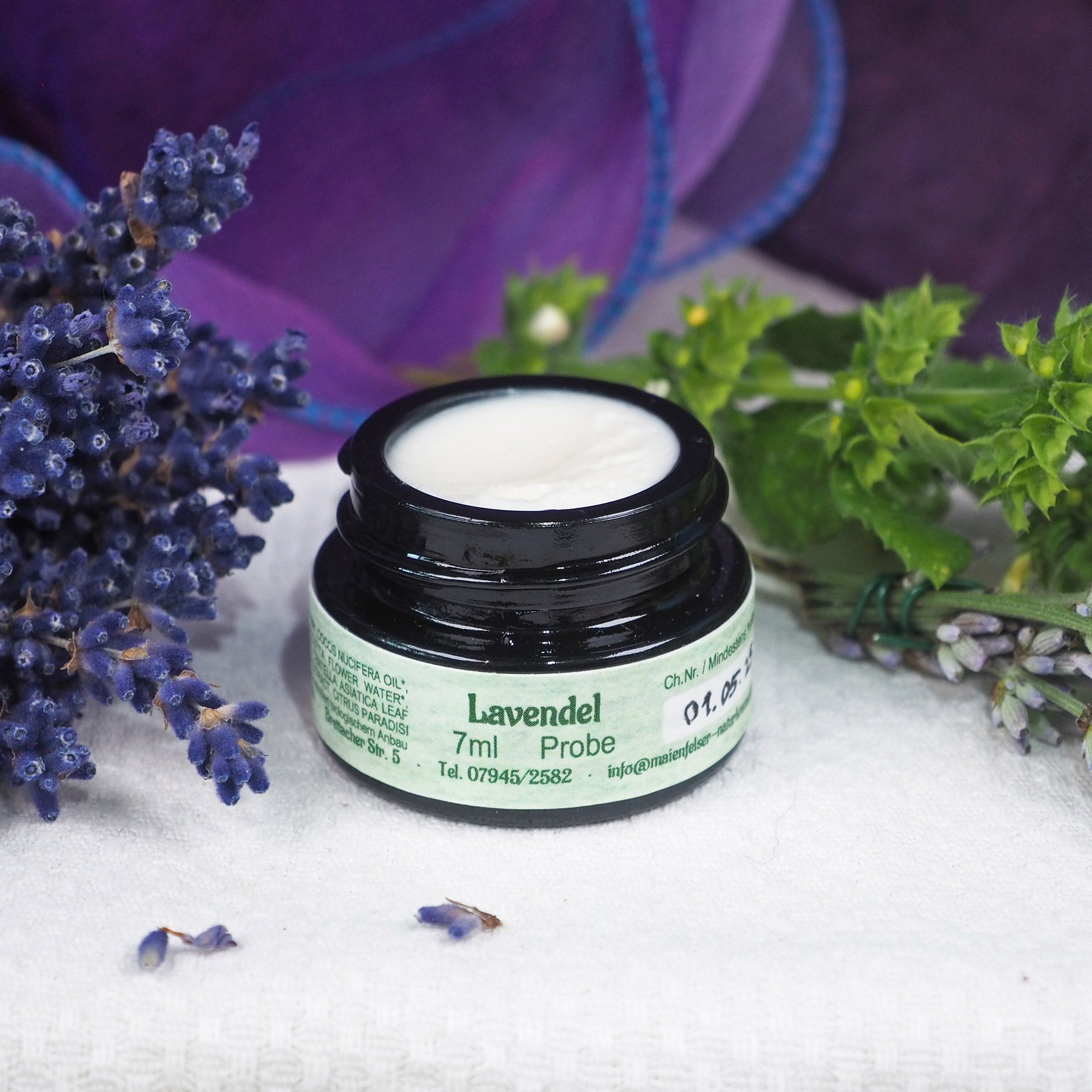 Geöffneter 7ml Tiegel Lavendel Creme.