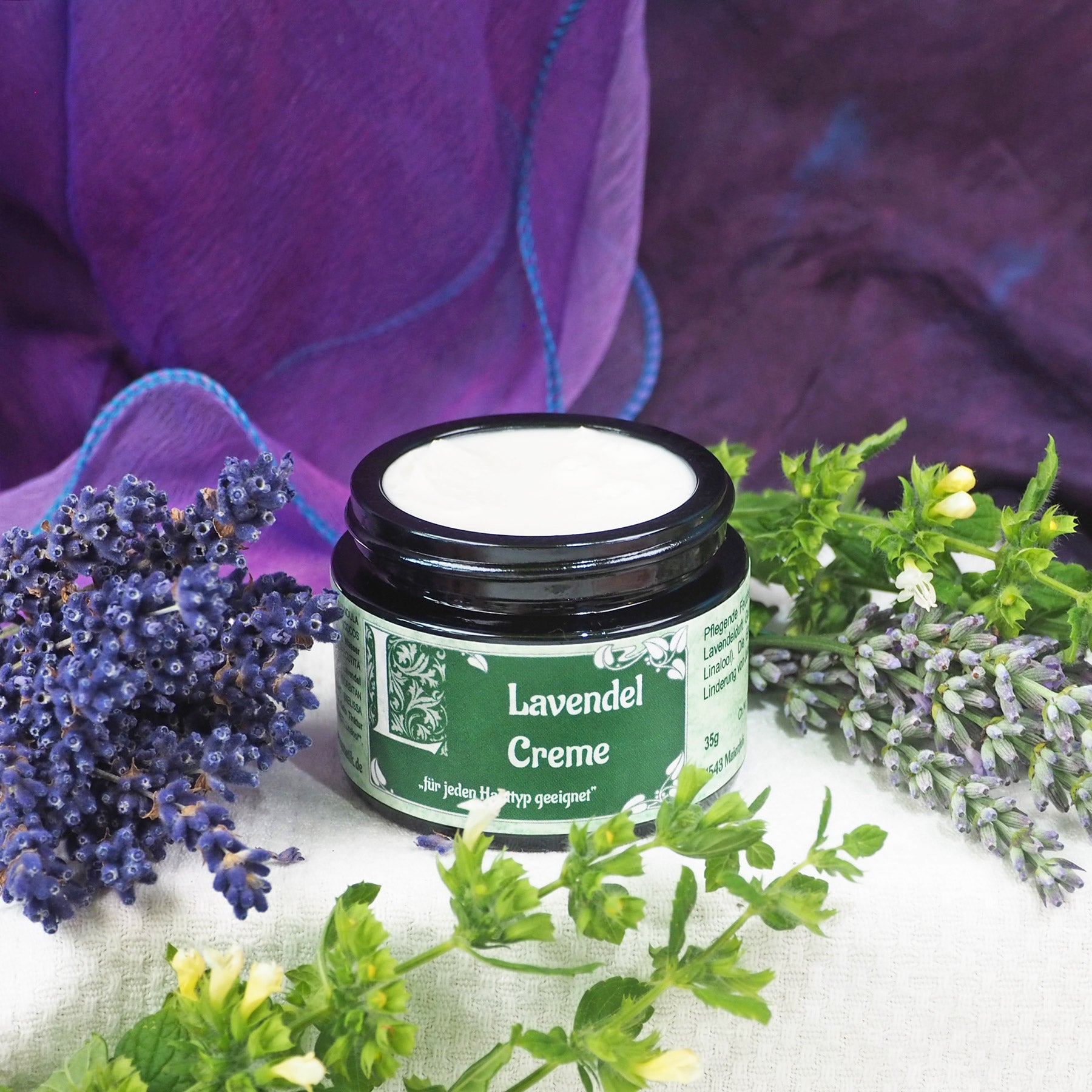 Geöffneter 35ml Tiegel Lavendel Creme.